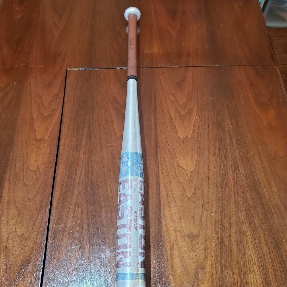 Easton Magnum Youth Baseball Bat 29 Inch 23 oz 2 1/4 Barrel Alloy BK10